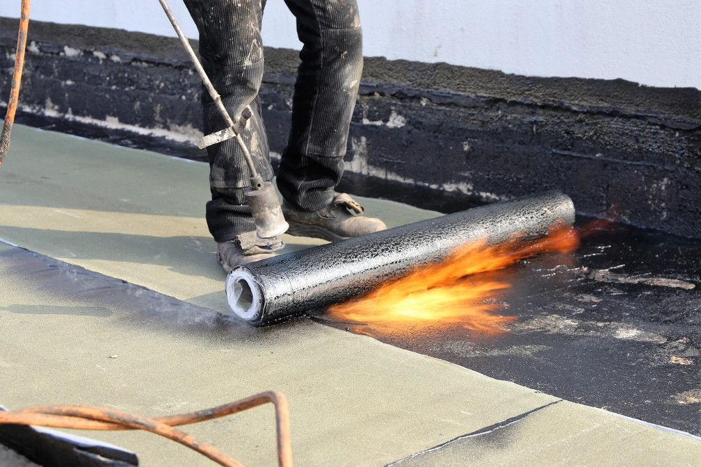 Roofing and tuckpointing contractors in Wrigleyville Chicago