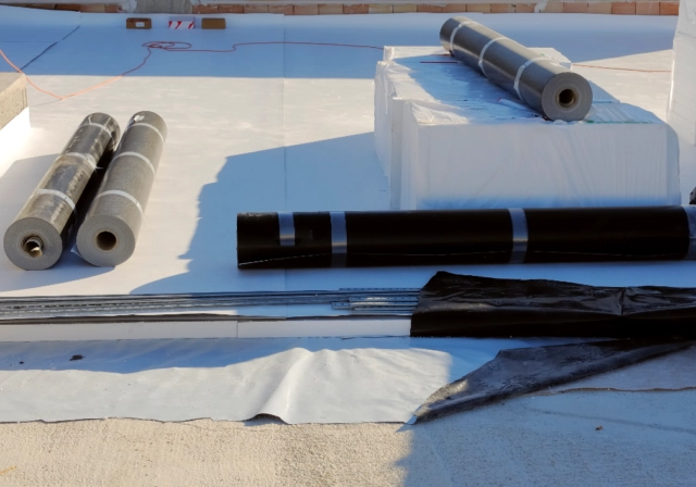 Flat roofing and tuckpointing contractor in Lincoln Park Chicago