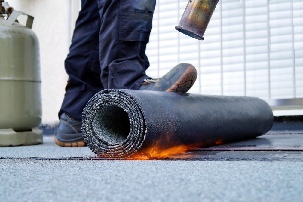 Flat roofing and tuckpointing contractor in Roscoe Village Chicago